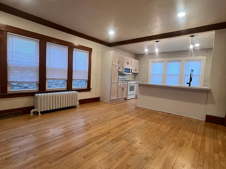 2033 s 82nd st 5 milwaukee 16